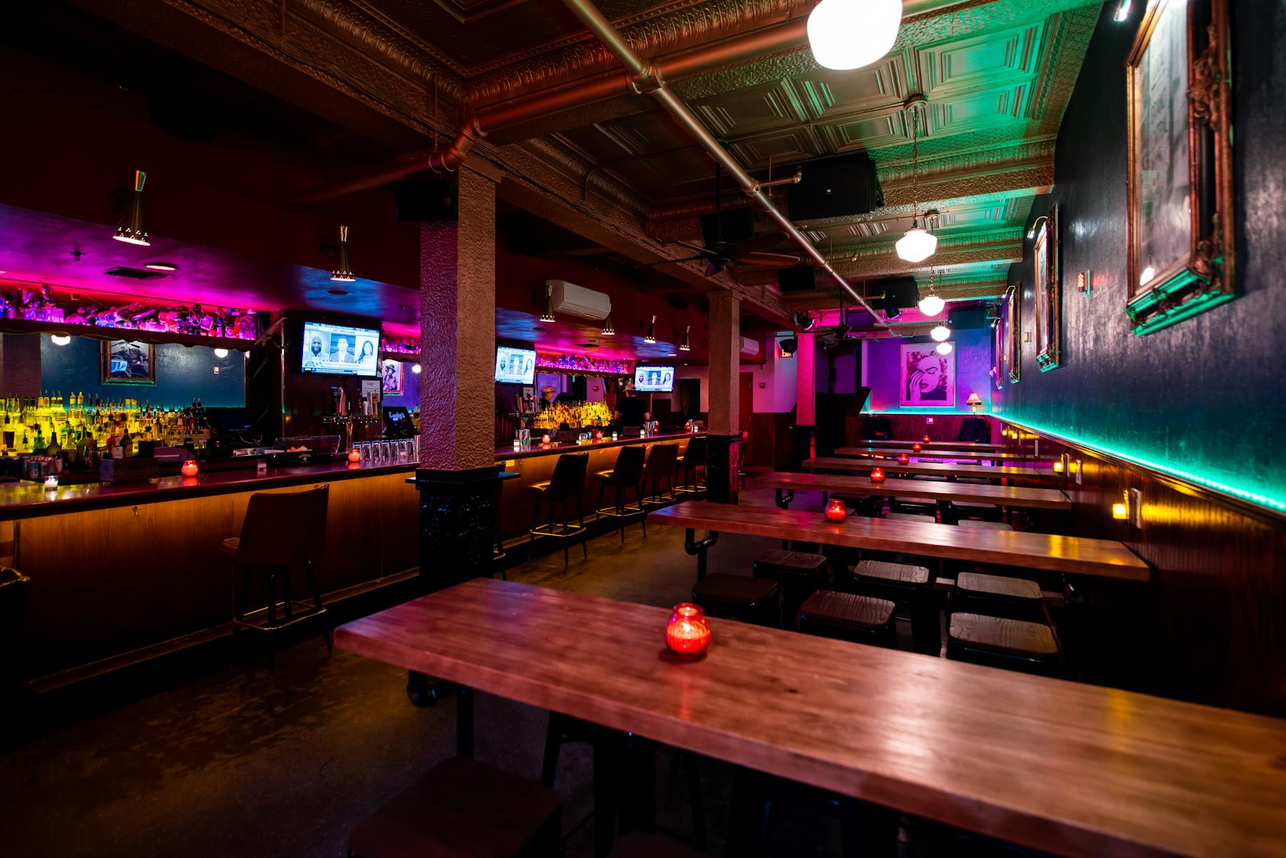 Lucky's Lounge interior